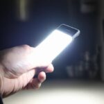 Jak włączyć latarkę w telefonie i wykorzystać jej pełny potencjał